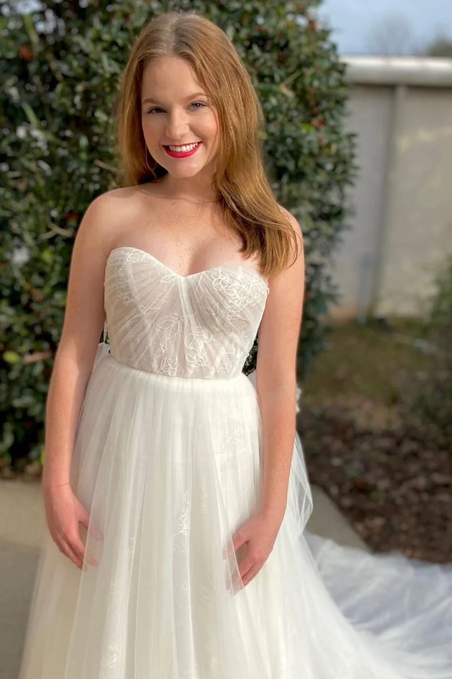 Vestido de novia largo sin tirantes y con cola